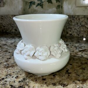 Flower vase with flowers details all the way around it.